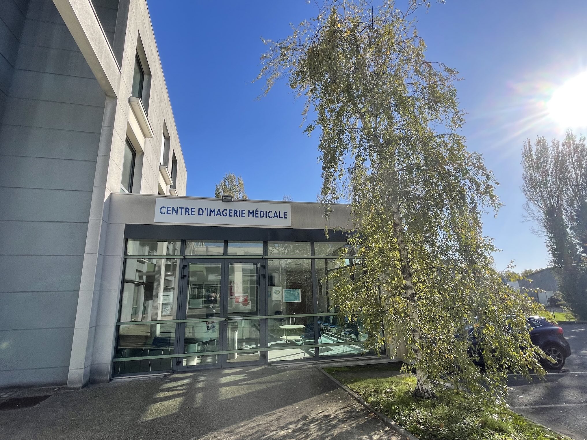 Vue extérieure de l'entrée du Centre d'Imagerie Médicale TESLA — clinique de Cognac